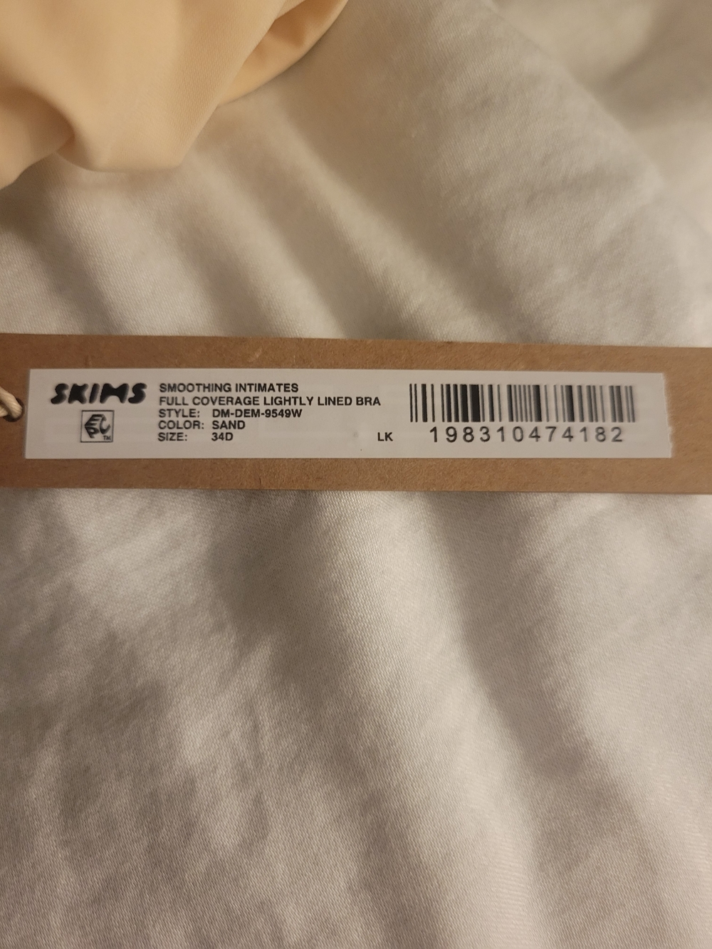 SKIMS Smooth Molded T-Shirt Bra - Neutral Cream - Picture 2 of 2